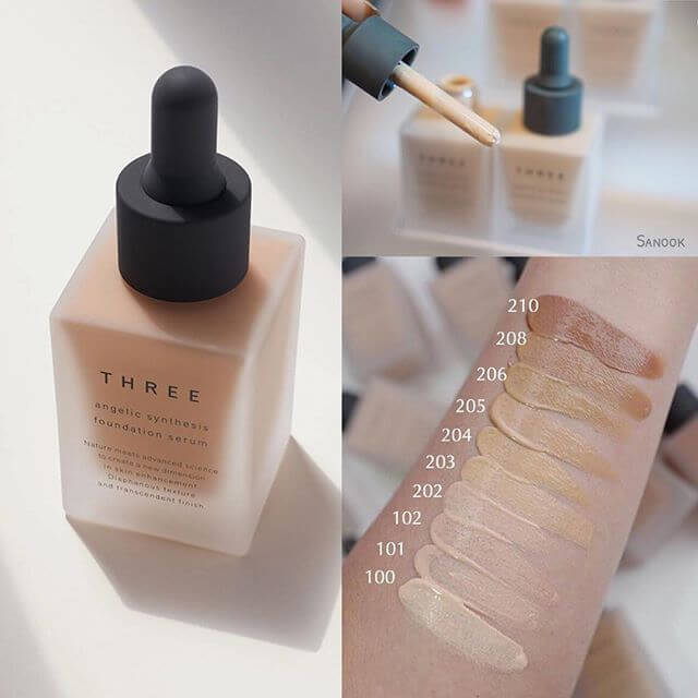 THREE Angelic Synthesis Foundation Serum  รองพื้นที่ไม่เพียงมอบการปกปิดที่เป็นธรรมชาติ แต่ยังมอบสารอาหารบำรุงผิวดุจทาเซรั่มบำรุงผิว มาพร้อม SPF38/PA+++ ปราศจากสารดูดซับรังสี UV มีส่วนผสมของมิเนอรัล ออยล์ ไม่แต่งกลิ่นสังเคราะห์ และไม่มีการทดลองหรือใช้ส่วนผสมที่มาจากสัตว์