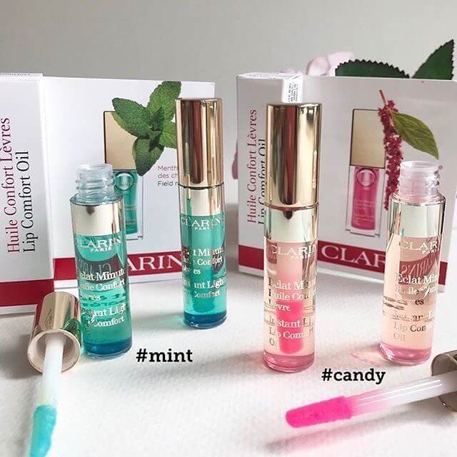 Clarins Lip Comfort Oil #04 Candy 2.8 ml.   ลิปแคร์ที่ช่วยเติมเต็มร่องลึกของริมฝีปาก ให้เรียวปากดูอิ่มเอิบเงางาม มาพร้อมสีชมพูเรื่อๆ ที่ให้ริมฝีปากสวยอมชมพูเป็นธรรมชาติ พร้อมมอบชุ่มชื้นยาวนานตลอดทั้งวัน