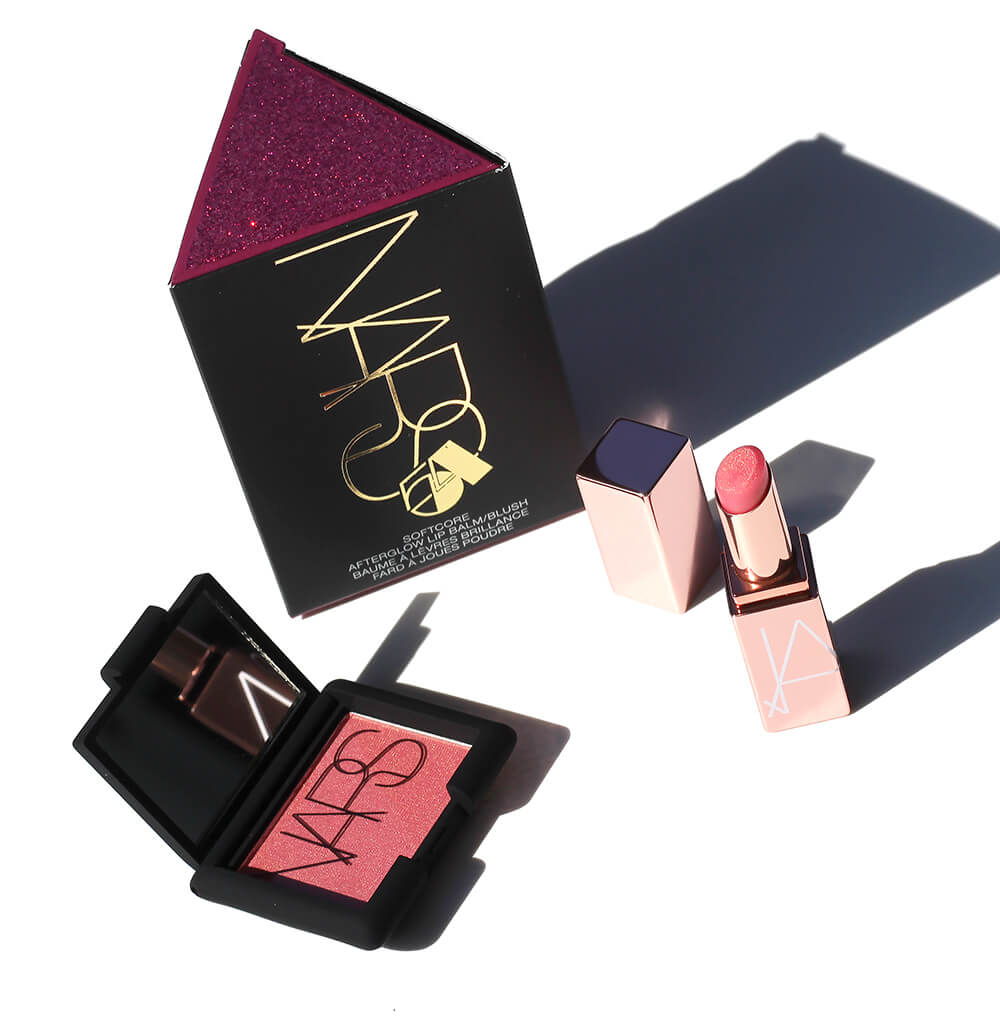 Nars Limited Edition Holiday 2019 Softcore Mini Blush And Balm Set #Orgasm เซ็ตผลิตภัณฑ์ขนาดมินิมาพร้อมไอเท็มขายดีจาก Nars   ภายในกล่องประกอบไปด้วย  Afterglow Lip Balm สี Orgasm ขนาดมินิ  1.1 g  Blush ขนาดมินิ สี Orgasm 3.5 g  สี Orgasm