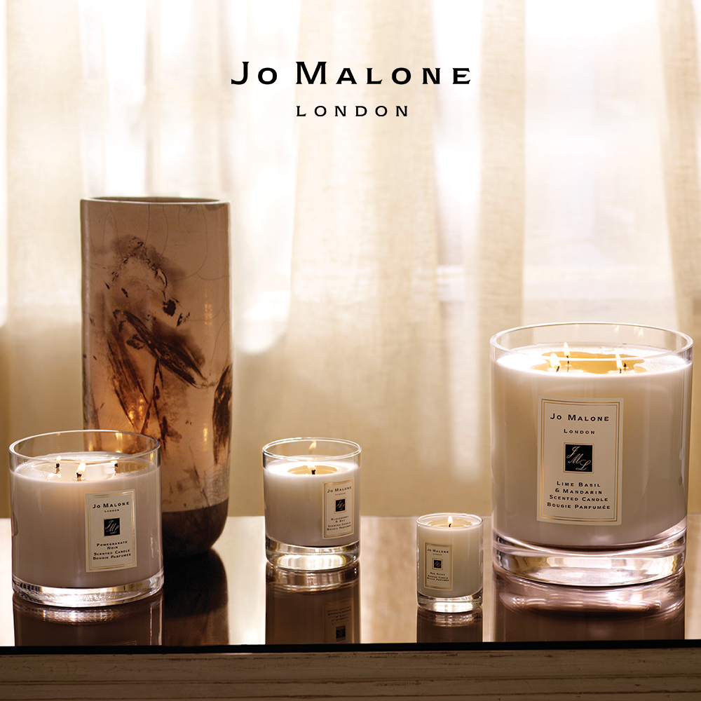 Jo Malone Blackberry & Bay Scented Candle 200g เทียนหอมสุดหรู กลิ่นจากผลแบล็คเบอร์รี่ คละเคล้ากับความหอมจากใบ bay และไม้ brambly จนได้เป็นกลิ่นที่มีความสดชื่นและเขียวขจีในแบบฟรุตตี้