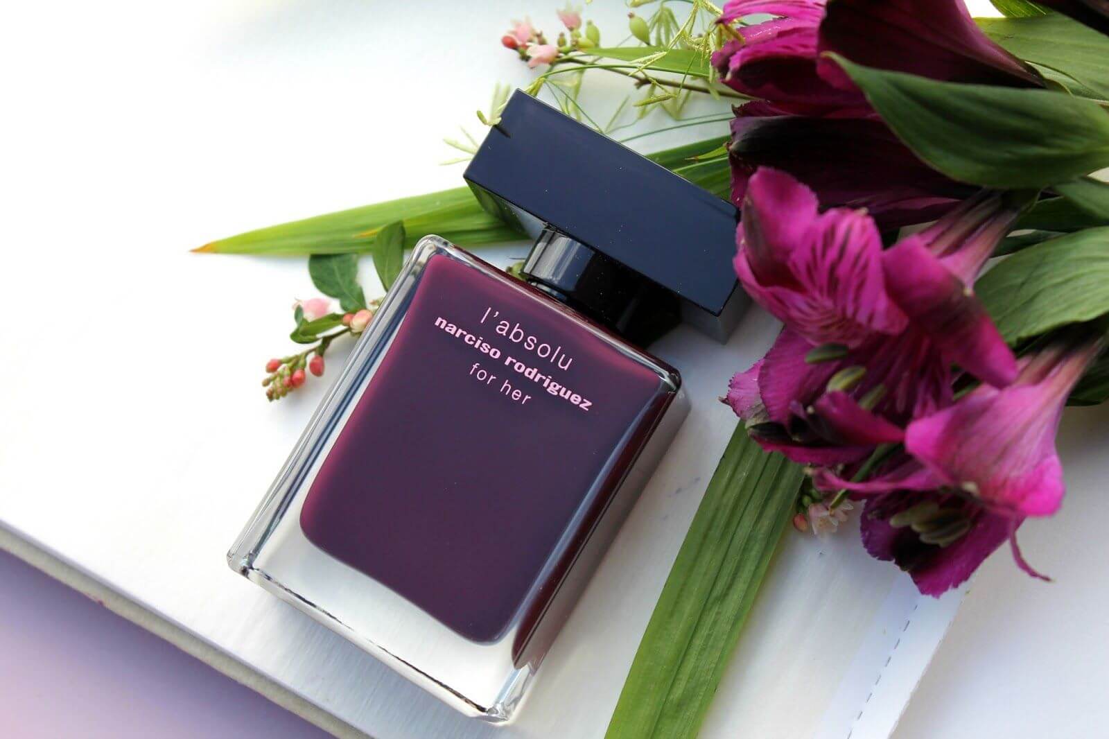 Narciso rodriguez L'absolu For Her EDP น้ำหอมกลิ่นเย้ายวนเซ็กซี่ ประกอบไปด้วย ดอกซ่อนกลิ่น ดอกกุหลาบ ตามมาด้วยกลิ่นมัสค์ กลิ่นระดับกลางที่เป็นเสมือนหัวใจหลักของกลิ่นหอมนี้ ปิดท้ายด้วยกลิ่นฐานของแอมเบอร์,โน็ตไม้,แพทชูลี่และไม้จันทร์หอม