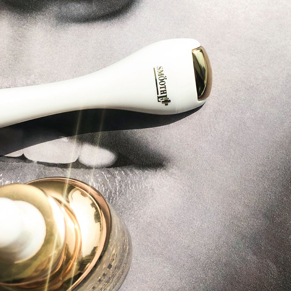 SMOOTH-E Uplift Derma Roller (Gold) ลูกกลิ้งนวดหน้า