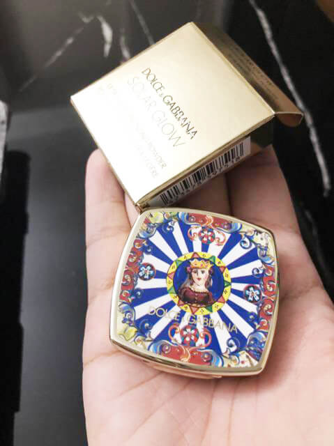 Dolce & Gabbana Solar Glow Ultra-Light Bronzing Powder #30 Sunrise 2 g บลอนซิ่ง พาวเดอร์ที่ให้ผิวดูเปล่งปลั่งเงางาม อณูแป้งเนื้อละเอียด ให้ผิวดูเปล่งประกายเสมือนอาบแดดมาในทันที