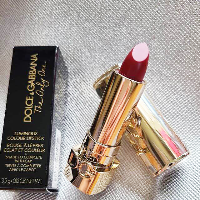 Dolce & GabbanaThe Only One Luminous Colour Lipstick #230 DGbellezza 1.7 g ลิปสติกฟินนิชเนียนนุ่มดุจใยไหม สูตรทอประกายสว่างจาก Dolce & Gabbana เฉดสีสดสวยคมชัด งดงามผ่านสัมผัสบางเบา เรียบเนียน ให้ความรู้สึกเย้ายวนชวนใช้ไม่รู้เบื่อ ในขณะที่ส่วนผสมเชิงซ้อน Mediterranean Glow Complex  ช่วยให้เนื้อผลิตภัณฑ์อันนุ่มนวลมอบการบำรุงล้ำลึก ชุ่มชื่น ให้แก่ริมฝีปาก