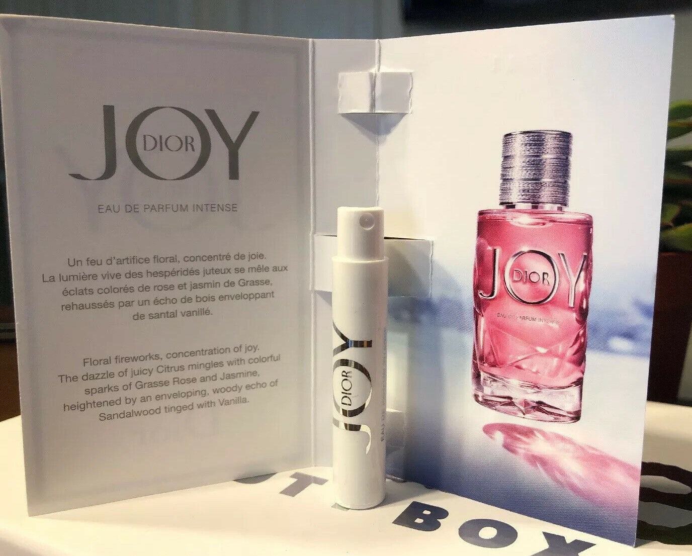 แพ็คคู่ JOY by Dior Eau de Parfum Intense 1ml กลิ่นหอมที่เป็นดั่งพลุแห่งมวลไม้ จากกลิ่นส้มผสานกับประกายจากกลาสส์โรสและมะลิ เจือด้วยกลิ่นแซนดัลวู้ดและวนิลา