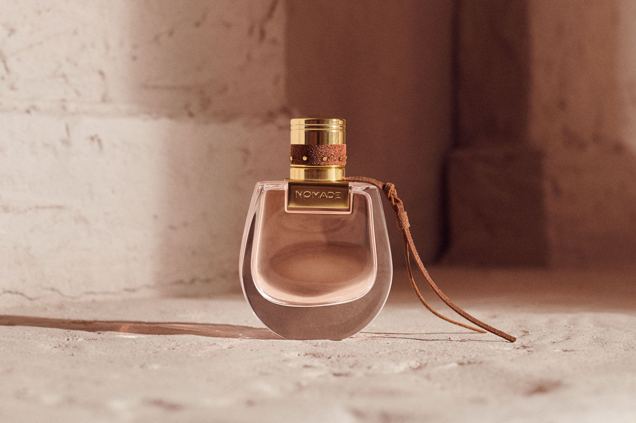 Chloe Nomade Absolu EDP ให้คุณก้าวสู่ประสบการณ์ใหม่ผ่านสัมผัสกลิ่นอันเข้มข้น พบกับการตีความกลิ่นใหม่ในรูปแบบที่เร้าใจยิ่งขึ้น สอดผสานผลเชอร์รี่ พลัม เข้ากับโทนกลิ่นฟรุ๊ตตี้จากดาวาน่า และโอ๊ค มอสอันอบอุ่นเย้ายวน กลิ่นหอมอันสง่างามลุ่มลึกที่จะพาคุณดำดึ่งไปกับความงดงาม