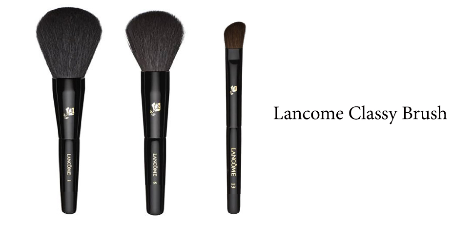 Lancome Classy Brush Set (4pcs)  ในเซ็ตประกอบไปด้วย   1. แปรง ปัดแป้งฝุ่น  2. แปรง ปัดแก้ม  3. แปรง อายชาโดว์แบบฝุ่น